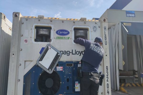 Imagem referente a notícia: Receita Federal realiza centésima apreensão de cocaína no Porto de Paranaguá desde 2016