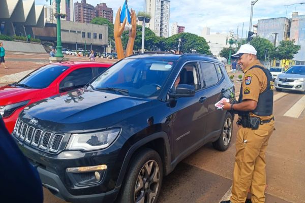 Ação educativa de trânsito celebra Dia Internacional da Mulher em Cascavel