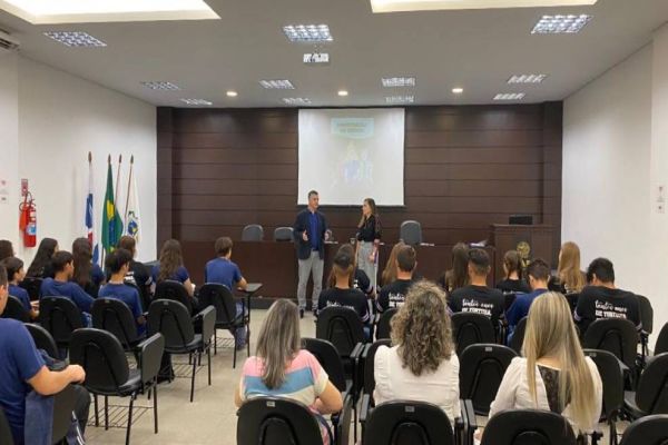 Alunos de escola estadual aprendem sobre direitos e deveres na OAB Cascavel