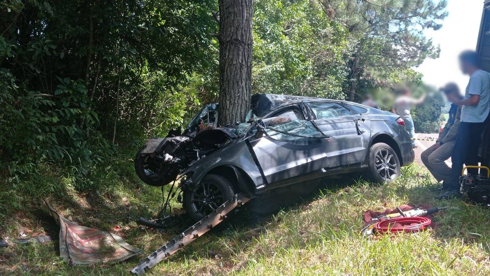 Empresário morre após violenta colisão contra árvore na PR-466 no centro-sul do Paraná