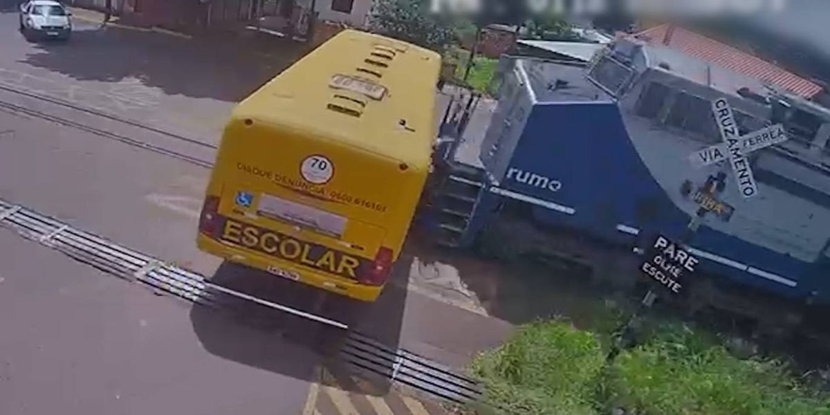 Câmera registra acidente entre trem e ônibus da Apae em Jandaia; veja