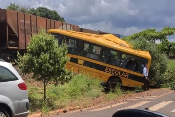 Alunos da Apae morrem após locomotiva colidir contra ônibus escolar no norte do Paraná