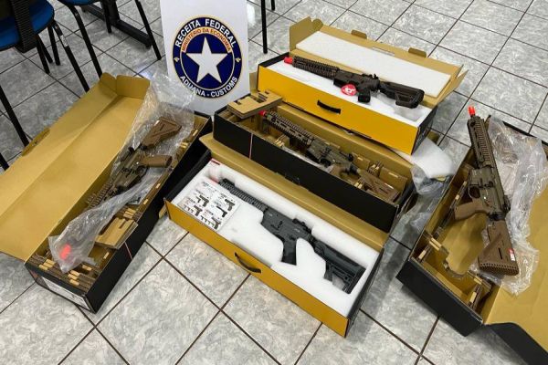 Imagem referente a notícia: Receita Federal apreende grande quantidade de armas de airsoft em transportadora de Corbélia