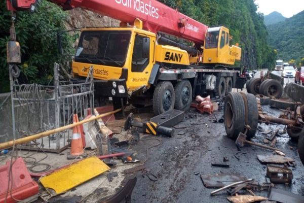 Caminhão de Cascavel fura bloqueio, atinge guindaste na BR-277 e impede continuidade de obras