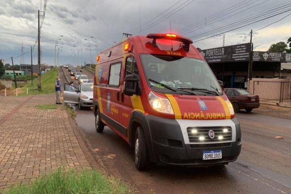 Motociclista de 28 anos colide na traseira de automóvel na Avenida Piquiri em Cascavel