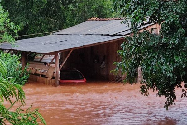 Imagem referente a notícia: Vários pontos de alagamento são registrados no município de Santa Lúcia