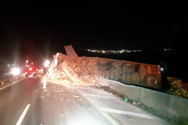 Acidente na BR376 em Ponta Grossa deixa um ferido e causa lentidão no trânsito