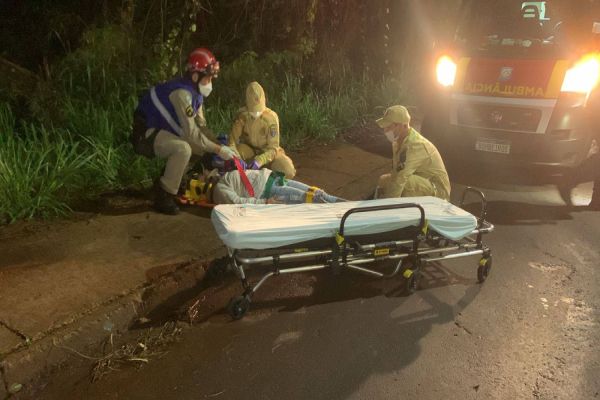 Motociclista de 29 anos fica ferida após colisão de trânsito na Rua Veneza