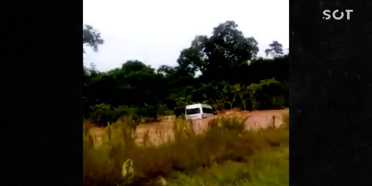 Van é levada pela enxurrada na Linha Fabian em Santa Lúcia