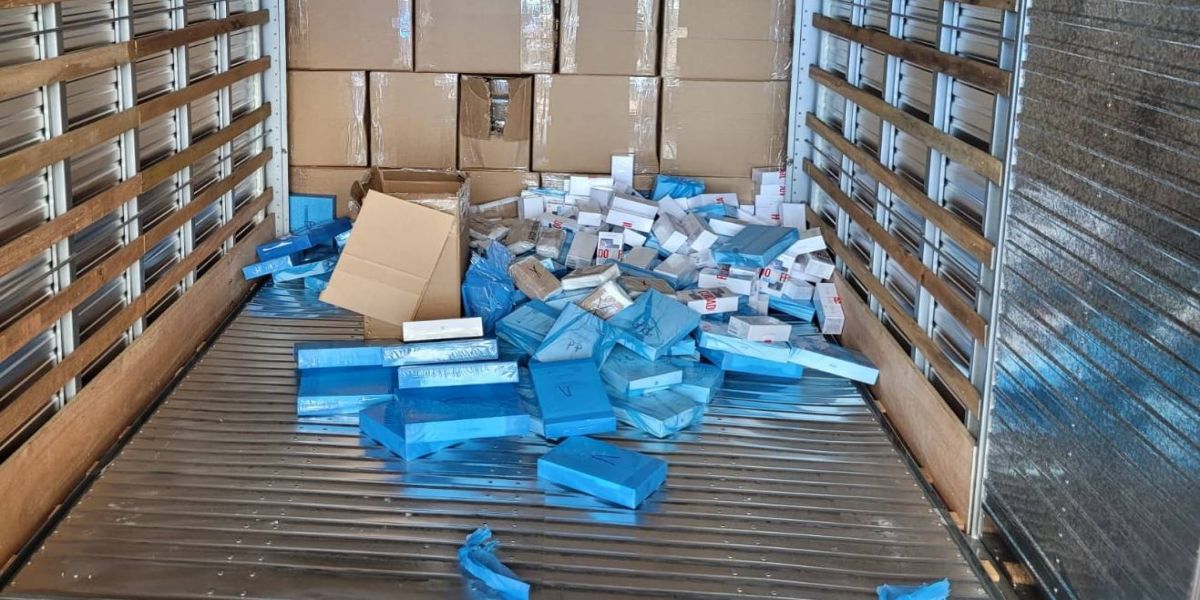 PRF apreende eletrônicos ilegais em fundo falso de caminhão na BR-277 em Cascavel
