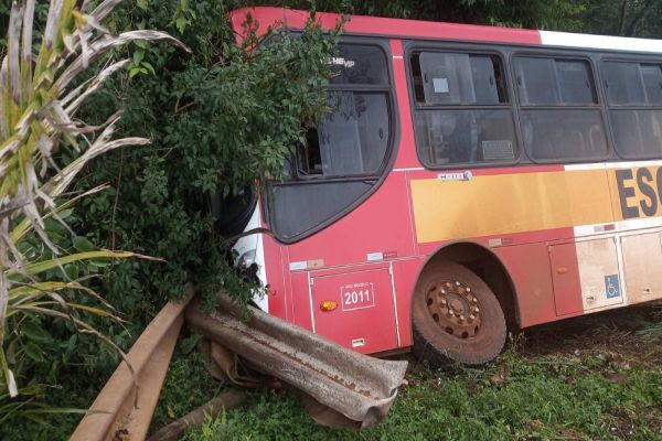 Ônibus escolar sai da pista após problemas mecânicos na PR-471 em Três Barras do Paraná