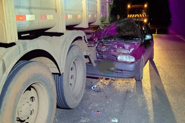 Colisão entre carro e caminhão é registrada na BR-277 em Guaraniaçu