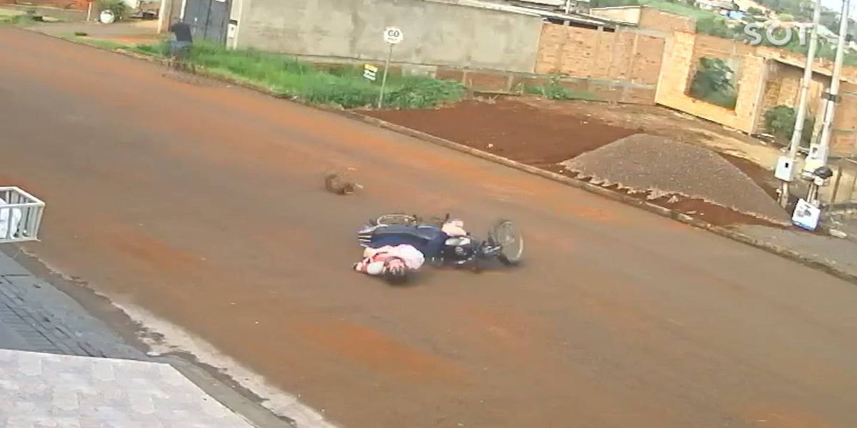 Mulher atropela cachorro e sofre queda de moto no Bairro Morumbi