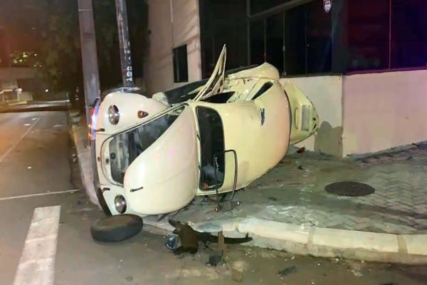 Três pessoas ficam feridas após acidente envolvendo Fusca no Centro de Cascavel
