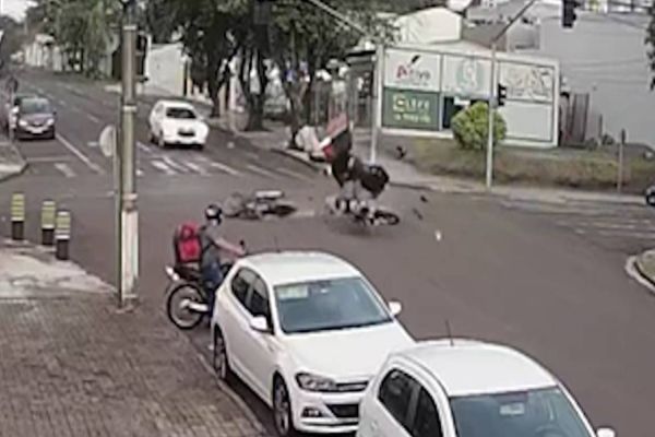 Imagem referente a notícia: Câmera de segurança registra violenta colisão entre motos que vitimou Junior de Oliveira