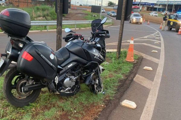 Motociclista fica ferido após queda de moto no trevo cataratas em Cascavel