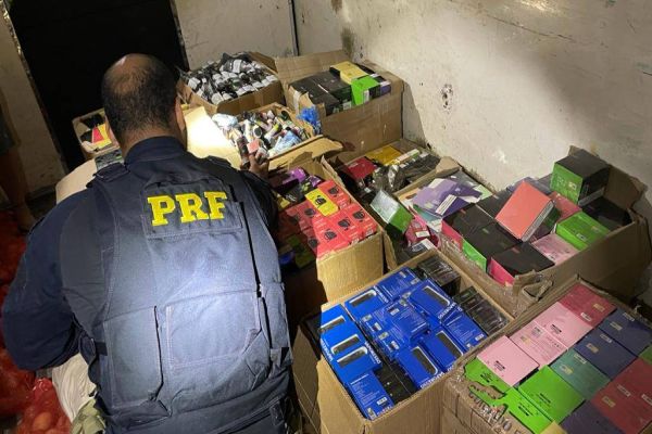 PRF apreende carga de cigarros eletrônicos em Irati; Os produtos foram carregados em Cascavel