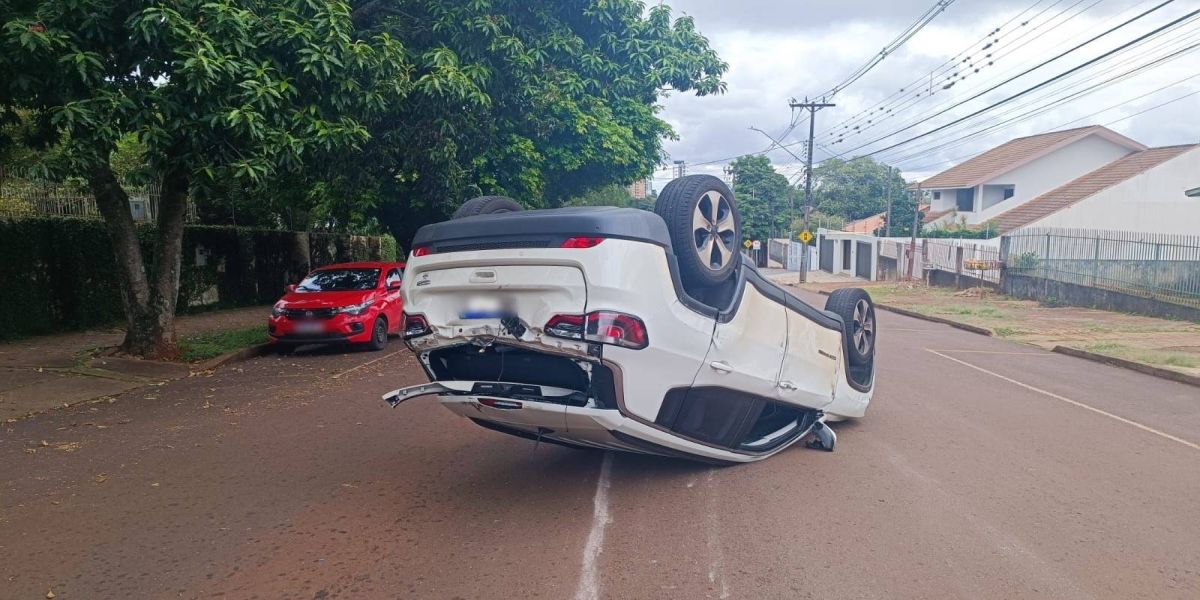 Polícia Militar atende acidente seguido de capotamento no centro de Cascavel