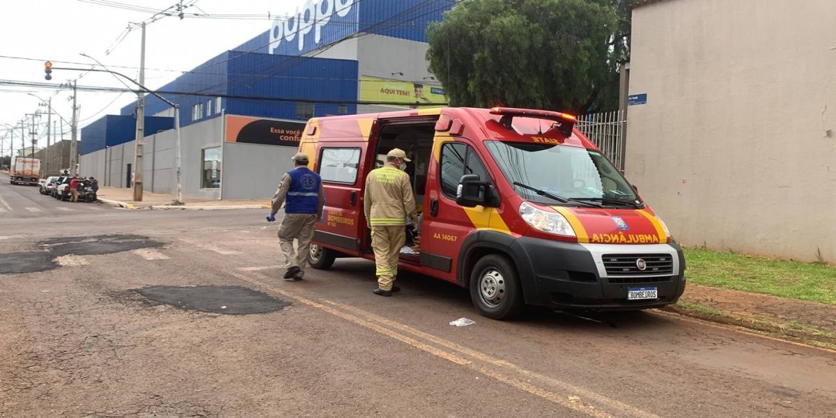 Motociclista sofre escoriações na perna esquerda em colisão com carro no Bairro Morumbi
