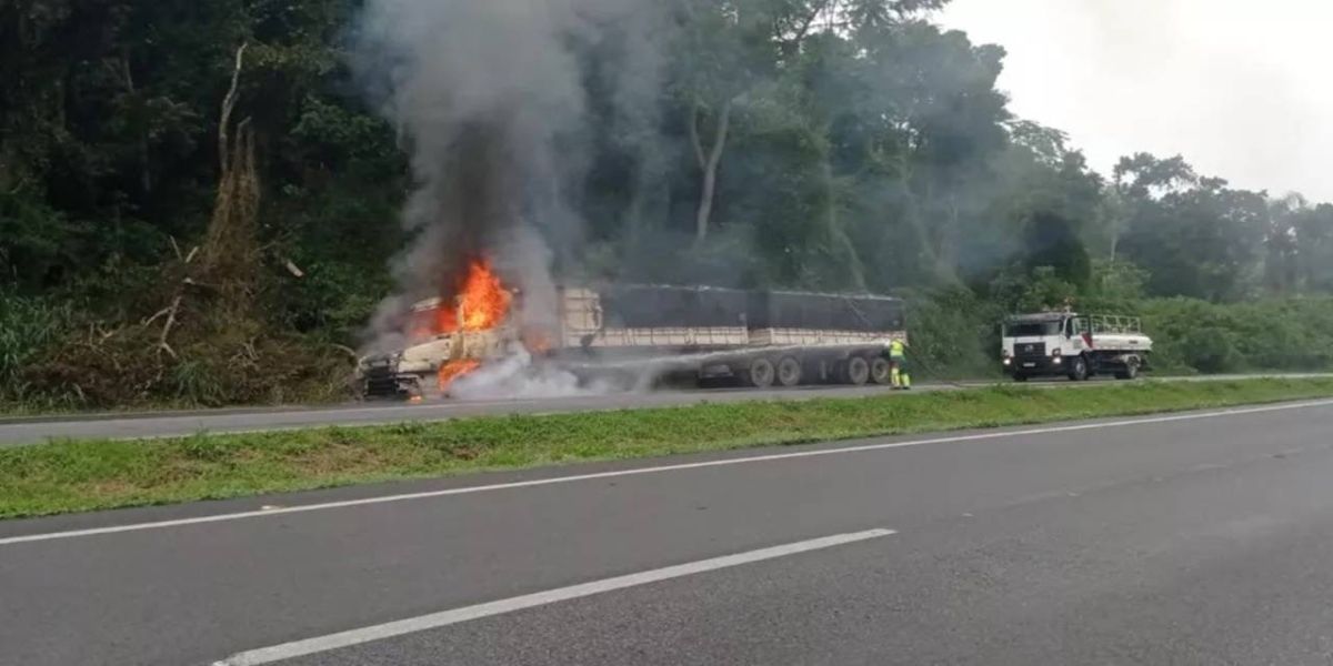Caminhão pega fogo na BR-277 em Morretes, por sorte ninguém se feriu