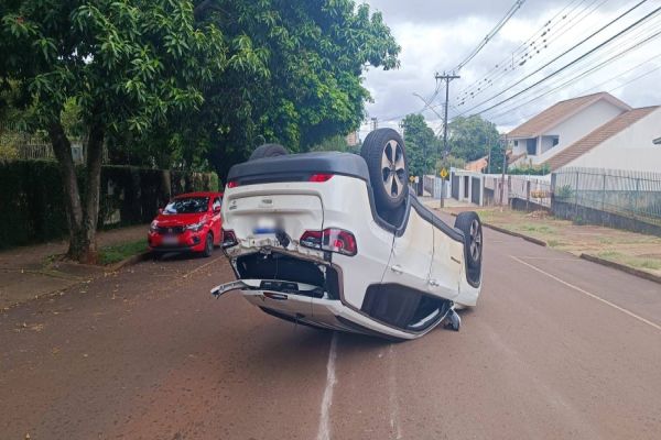 Polícia Militar atende acidente seguido de capotamento no centro de Cascavel
