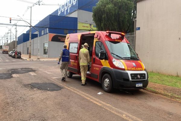 Motociclista sofre escoriações na perna esquerda em colisão com carro no Bairro Morumbi