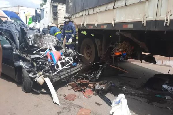 Motorista morre na hora após carro parar embaixo de caminhão em batida na PR-182