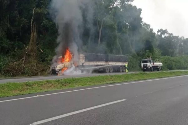Caminhão pega fogo na BR-277 em Morretes, por sorte ninguém se feriu