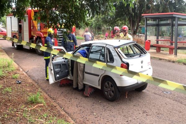 Mulher fica ferida após capotamento de veículo no Bairro Morumbi