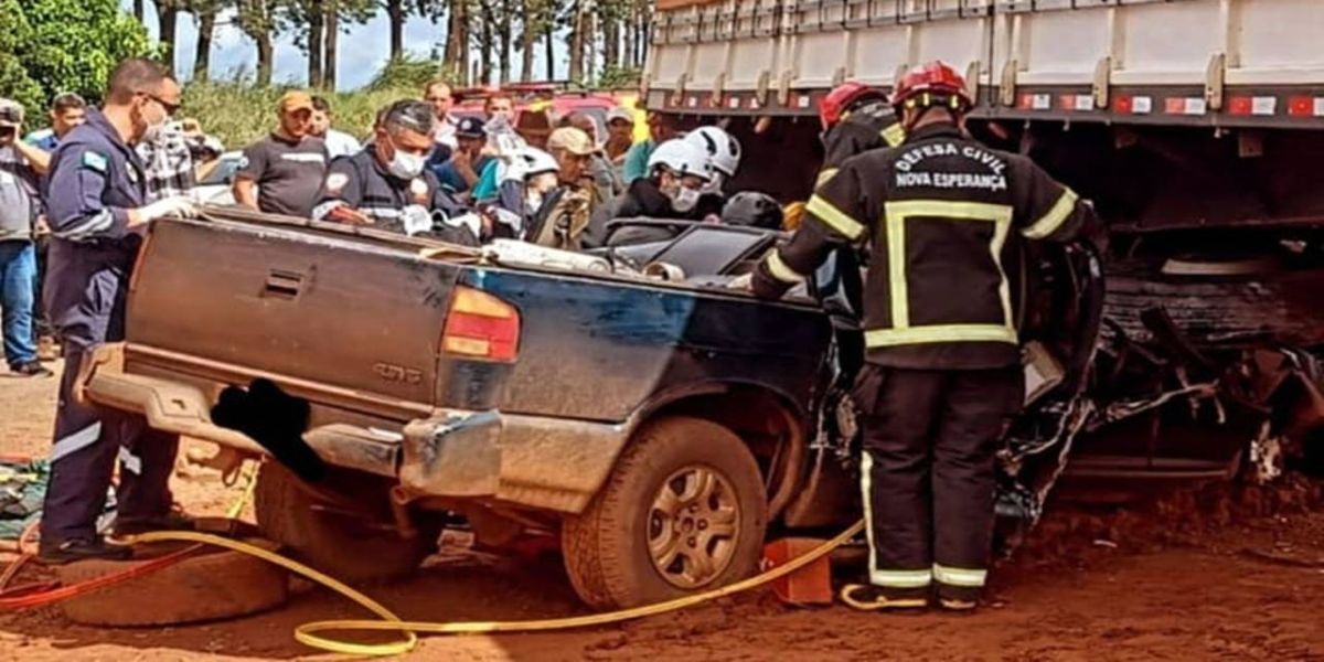 Acidente grave entre carreta e caminhonete deixa condutor encarcerado na PR-463 em Nova Esperança