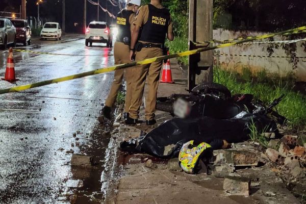 Motociclista morre em acidente após colidir em mureta e poste na Rua Rio da Paz