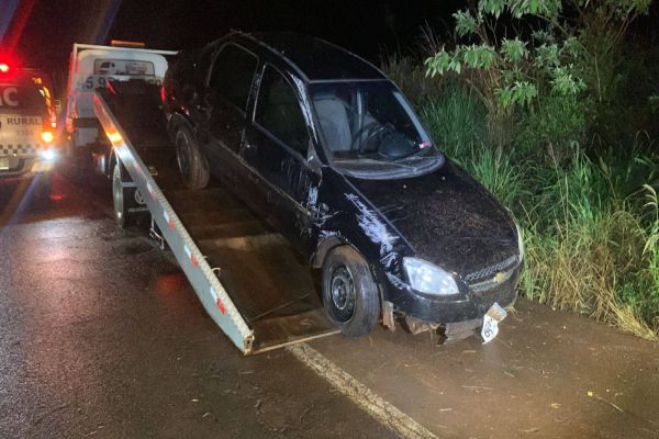 Jovem perde controle do carro e capota na BR-467 em Cascavel