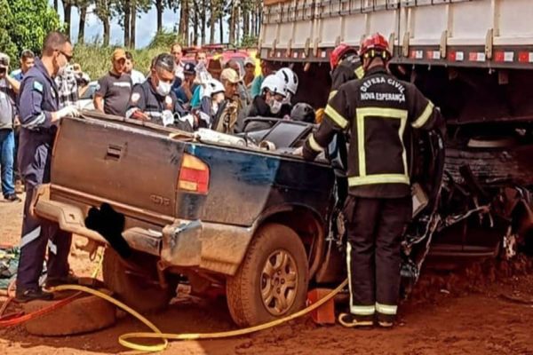 Acidente grave entre carreta e caminhonete deixa condutor encarcerado na PR-463 em Nova Esperança