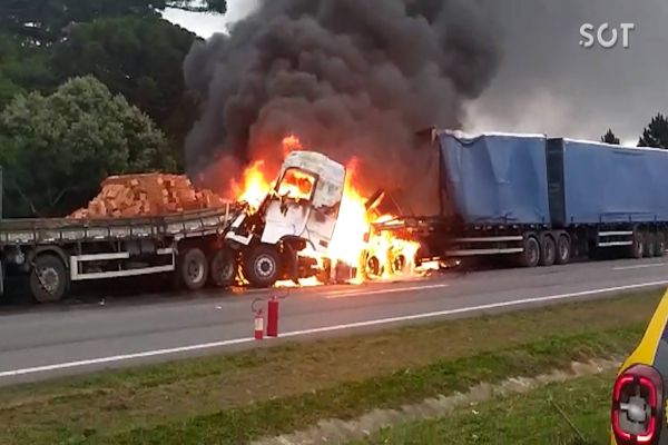Motociclista salva motorista preso em caminhão em chamas após acidente na BR-116