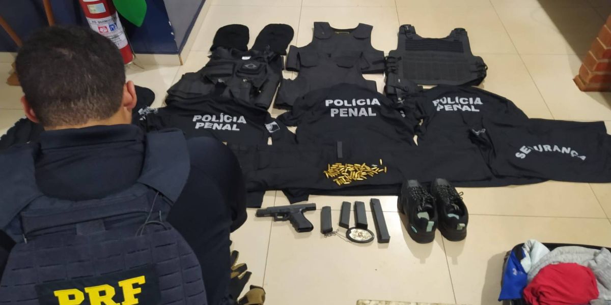 PRF apreende pistola, munições, coletes e uniformes penais no Oeste do Paraná