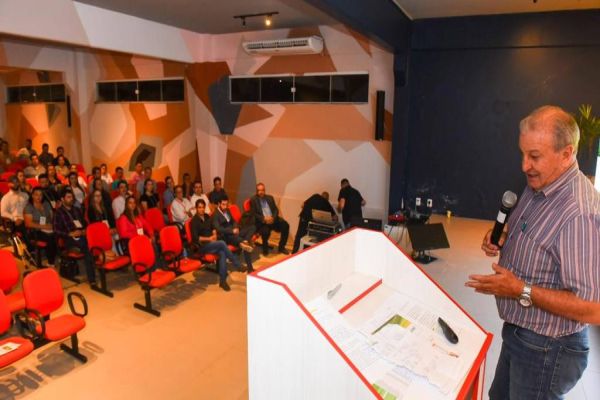 Aviário-escola da Coopavel recebe aulas práticas de pós em veterinária