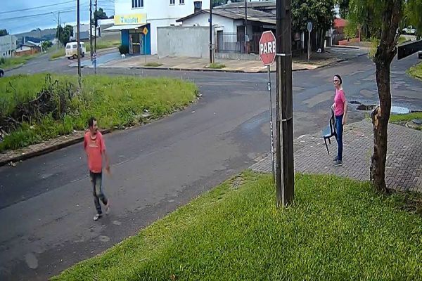 Imagem referente a notícia: Proprietária de panificadora reage a tentativa de assalto e persegue ladrão com cadeira