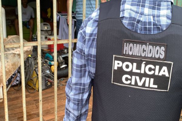 Imagem referente a notícia: Polícia Civil prende suspeito de homicídio e encontra drogas e produtos roubados em Cascavel