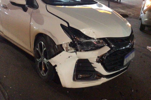 Colisão entre dois veículos é registrada no bairro Periolo em Cascavel