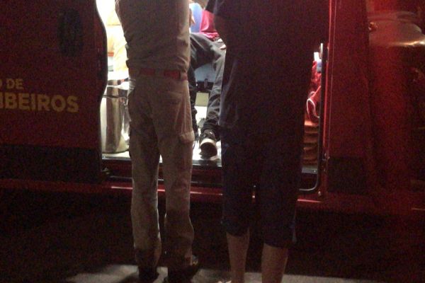 Três pessoas ficam feridas após colisão entre moto e bicicleta na Rua Ipanema