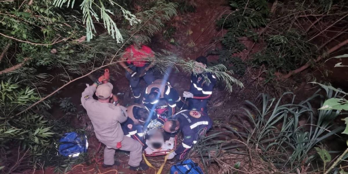 Homem sobrevive após ser baleado, esfaqueado e obrigado a cavar a própria cova em Sarandi