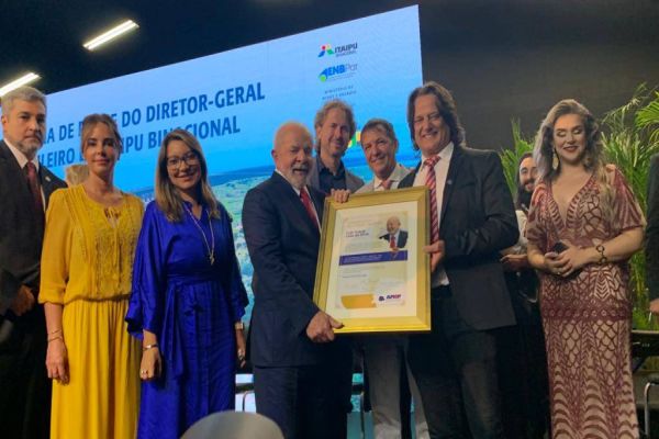 AMOP homenageia Lula pelo reconhecimento de sua liderança e equipe de governo