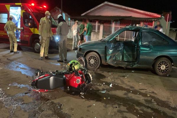 Duas pessoas ficam feridas após violenta colisão entre carro e moto no Jardim Julieta Bueno