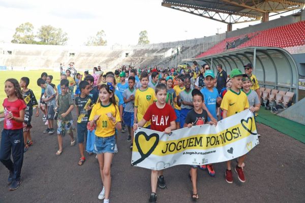 Alunos da rede municipal levam energia aos jogadores do FC Cascavel