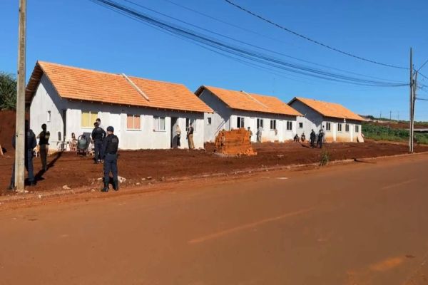 Desocupação de casas em construção é realizada no Bairro Interlagos
