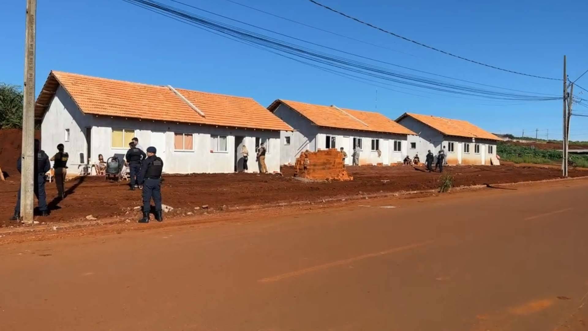 Desocupação de casas em construção é realizada no Bairro Interlagos