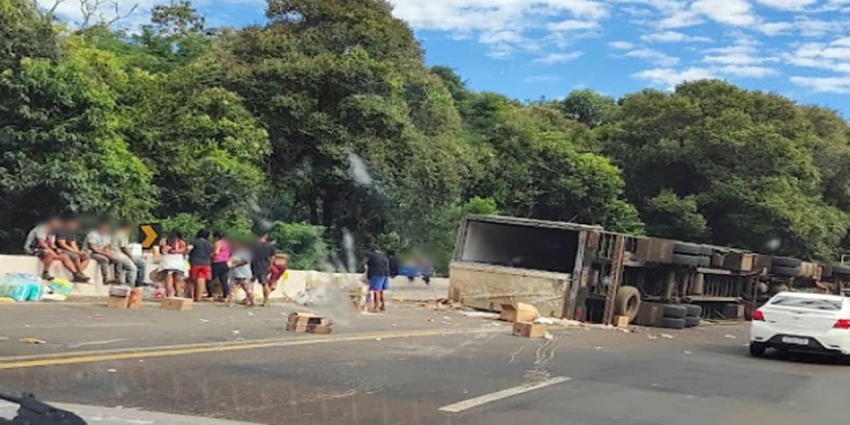 Caminhão container carregado com produtos farmacêuticos tomba na BR 277 e é saqueado