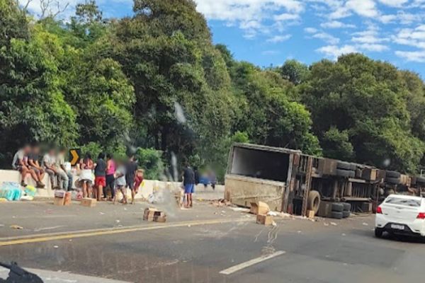 Caminhão container carregado com produtos farmacêuticos tomba na BR 277 e é saqueado