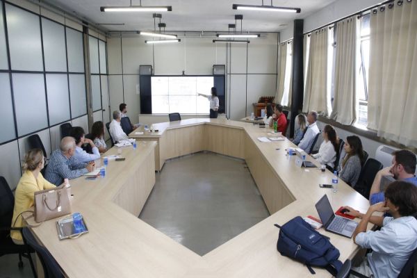 Delegação do Banco Europeu visita espaços que receberão obras socioambientais