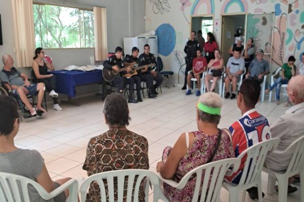 Guardas Municipais promovem ação de interação com idosos em Cascavel